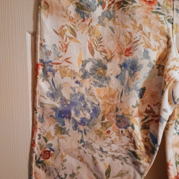 Gloria Vanderbilt Amanda Denim White Floral Capris, Sz 10, High Rise, New - Picture 2 of 5